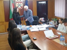 Деветима ученици от Дупница получиха стипендии от общината