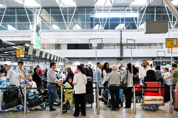 Амстердамското летище Схипхол заяви днес, че ще продължи да ограничава