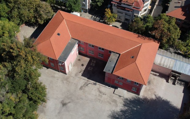 </TD
>Покривът на ОУ Душо Хаджидеков е напълно готов и учениците