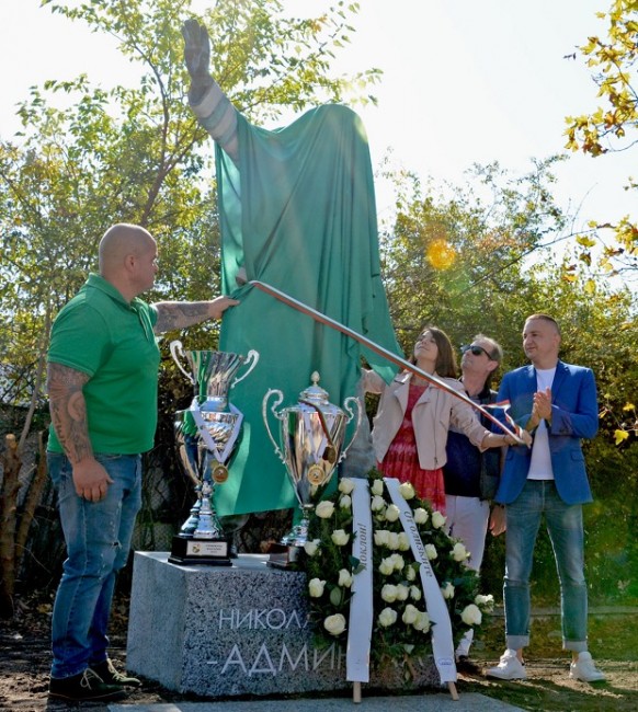 Откриха паметник на големия футболист и треньор на "Черно море" Никола Спасов
