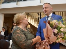 Кметът Иван Портних награди председателя на асоциация "Да съхраним жената"