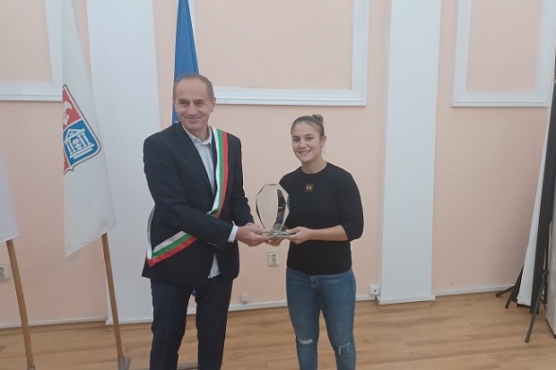 Олимпийската шампионка Ивет Горанова беше наградена от кмета на Кюстендил