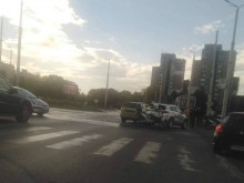 Удар между такси и джип затруднява движението на възлово кръстовище в Пловдив