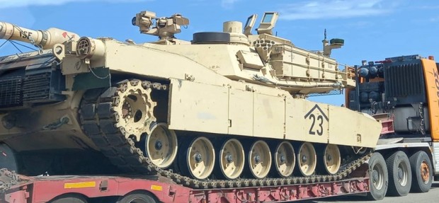 Танкове натоварени на тирове по магистрала Марица накараха пътуващи да