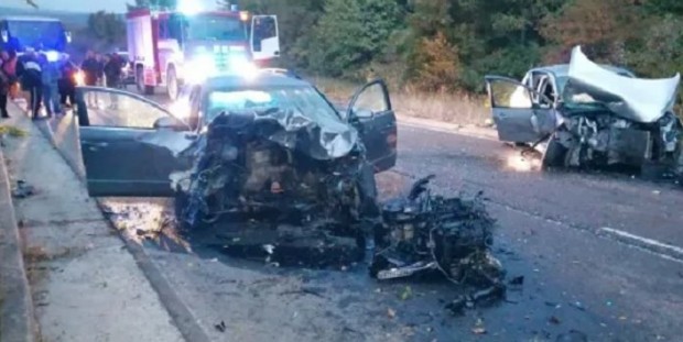 Челен удар между два леки автомобила е затворил пътя за Малко Търново