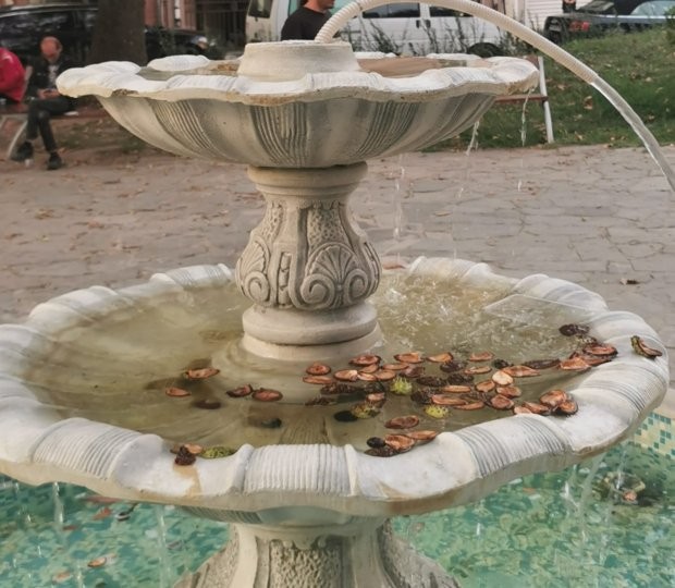 </TD
>Вандали потрошиха фонтанчето на площад Кочо Честименски в район Централен.