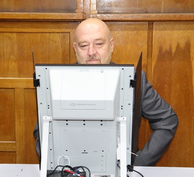 Областният управител на Русе Анатоли Станев упражни правото си на вот, отне му под две минути