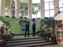 Син агитира на турски език баща си пред изборна секция в Пловдив