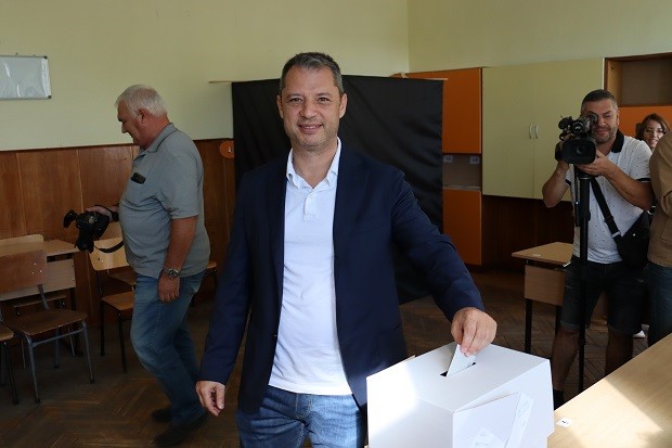 Водачът на листата на ГЕРБ СДС Делян Добрев гласува заедно със