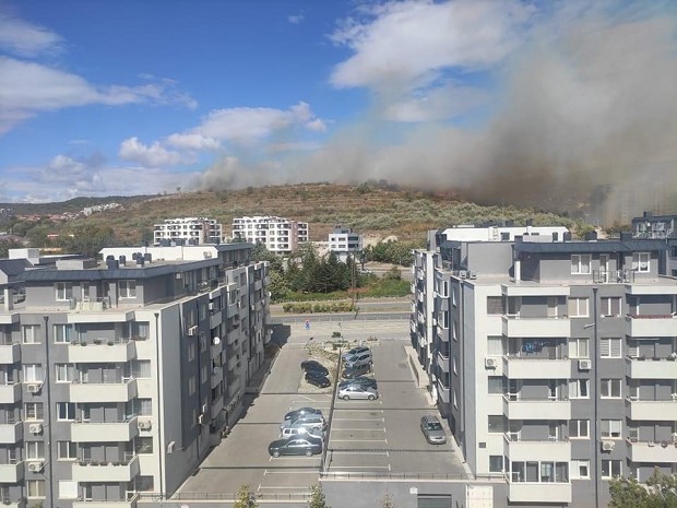 Голям пожар гори във Варна