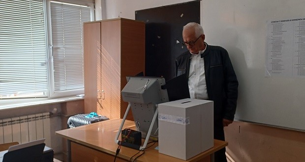 Областният управител на Кюстендил гласува за спокойна и нормална България