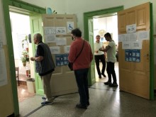 В Бургас: Жена гласува и си тръгна с разписката от машината
