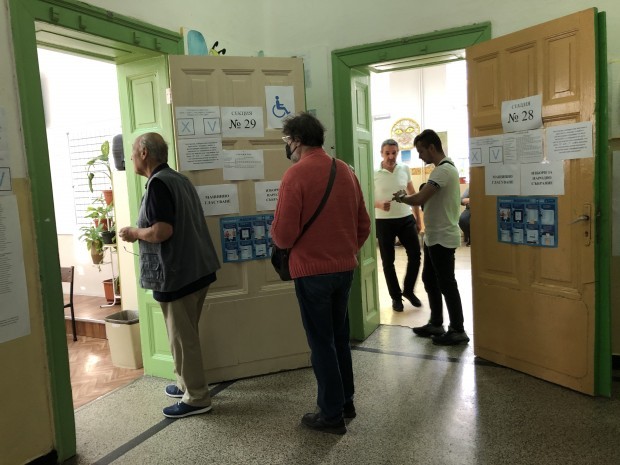 Както Burgas24.bg съобщи 8,5% е избирателната активност към 11.00 часа