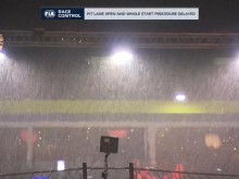 Силен дъжд бави старта на Гран при на Сингапур