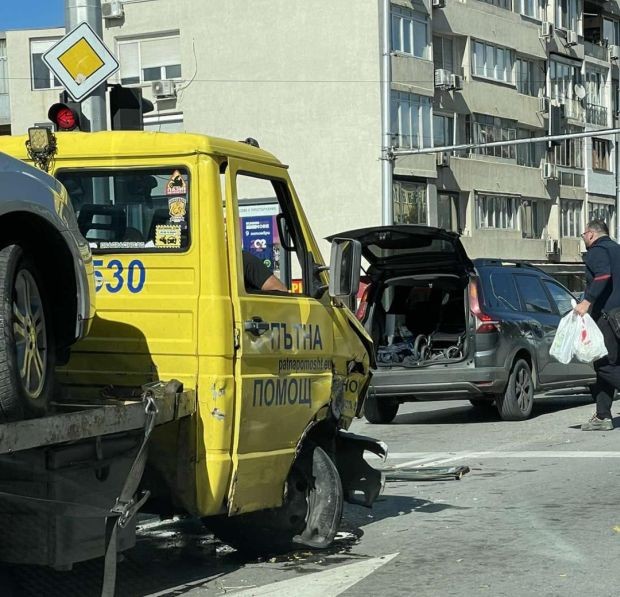 Затруднено е движението по бул. "Михай Еминеску" в София