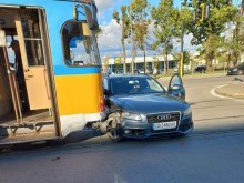 Катастрофа между трамвай и лек автомобил при метростанция "Искърско шосе" в София