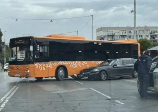 Автомобил се блъсна в автобус на градския транспорт в столичния квартал "Гео Милев"