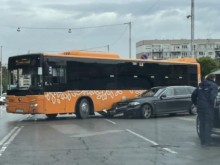 Автомобил се блъсна в автобус на градския транспорт в столичния квартал "Гео Милев"