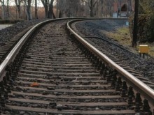 Влак блъсна жена, лекарите се борят за живота й
