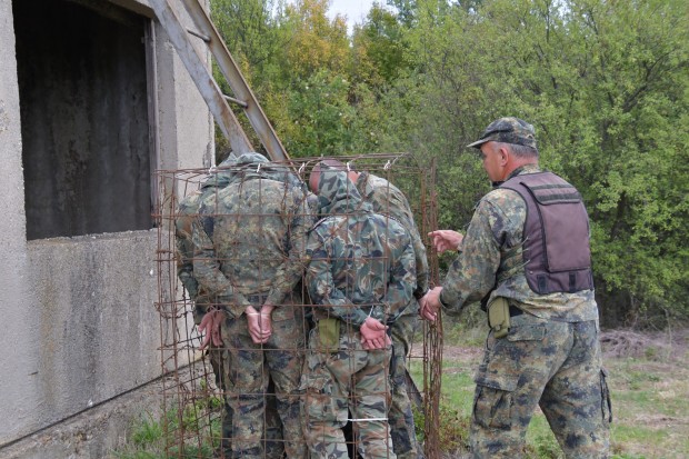 Кадети от НВУ "Васил Левски" тренираха как се взима военнопленник