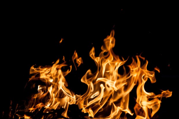Пожарникари гасиха вила, запалена от готварска печка