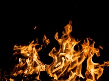 Пожарникари гасиха вила, запалена от готварска печка