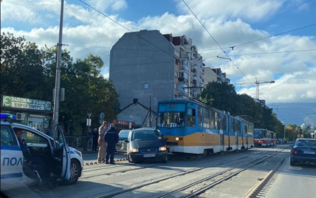 Катастрофа между автомобил и трамвай затруднява движението по бул. "Константин Величков"