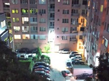 Пловдивчанин освети с прожектор жилищен комплекс, оплюха го