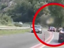 Наказаха шофьора на НСО, който бе заснет да избутва коли от пътя
