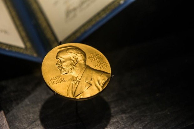 Трима учени спечелиха Нобеловата награда за физика Французинът Ален Аспе