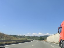 Движението при 52 км на АМ "Тракия" в посока София се осъществява в изпреварващата лента