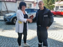 Шофьорка видя колата си със спукана гума и се притесни! Помощ дойде изневиделица