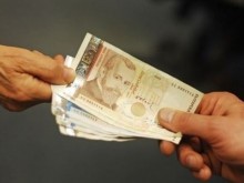 Някои държавни служители ще получат допълнителни пари