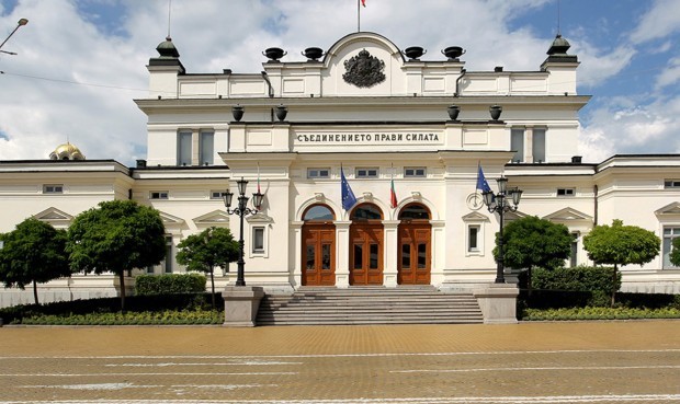 Председателят на ЦИК Камелия Нейкова обяви какво е разпределението на мандатите в