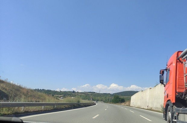 Ограничено е движението от км 59 до км 57 на АМ "Тракия" в посока София поради косене на трева