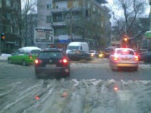 Новият сняг парализира трафика в Пловдив, започва голямото топене