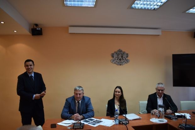 След 4 години прекъсване, министър Никола Стоянов възстанови работата на Отрасловия съвет по "Лека промишленост"
