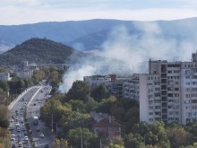Пожар гори до голям магазин в северната част на Пловдив