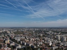 Дрон засне странните следи в небето над Пловдив