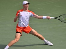 Денис Шаповалов преодоля осминафиналите на турнира от категория ATP 500 в Токио