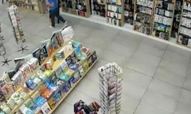 Група младежи задигна 3 000 лева от книжарница в столичен