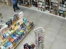 Младежи откраднаха 3000 лева от книжарница в столичен мол