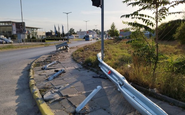 </TD
>Редовен читател на Plovdiv24.bg се оплака от липсващи мантинели на едно от
