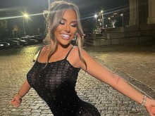 Голям срам! Гери-Никол полугола се вихри пред храм-паметник "Александър Невски"!