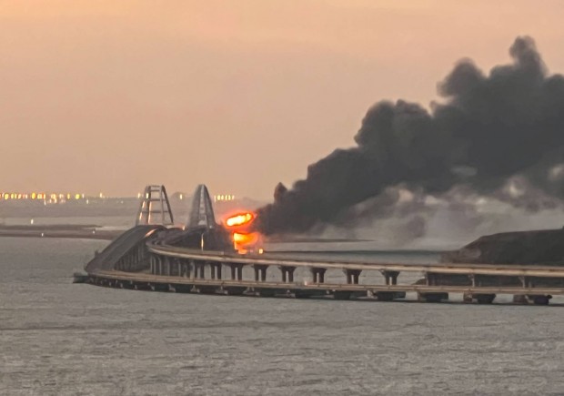 Част от Кримския мост се срути след взрив на цистерни с гориво