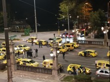 Десетки таксиметрови автомобили блокираха пл. "Орлов мост" заради смъртта на техен колега
