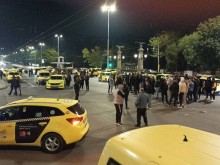 Над два часа таксиметровите шофьори са блокирали "Орлов мост", настояват за разговори с МВР