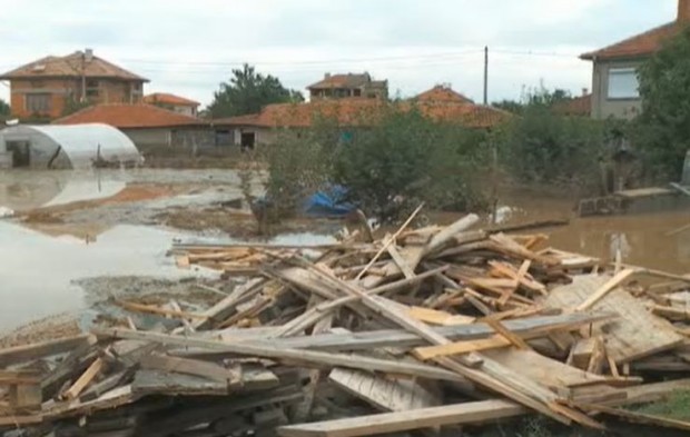 Жители от наводнените села които пострадаха от потопа през септември