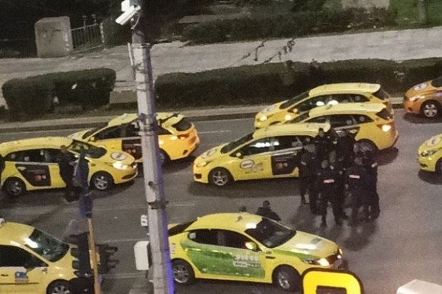 Таксиметровите шофьори планират масов протест след като снощи техният колега