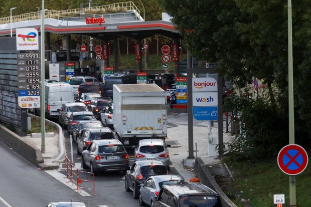 Стачки за по-високи заплати създават проблеми на бензиностанциите във Франция